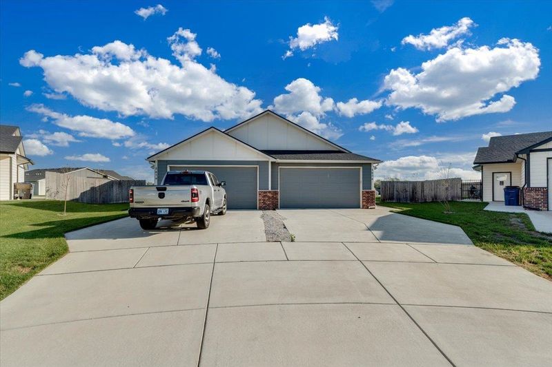5694 E Bristol Ct, Bel Aire, KS 67220