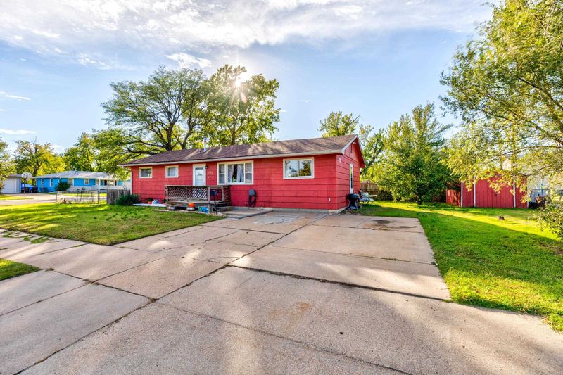 1126 Cloud Cir, Salina, KS 67401