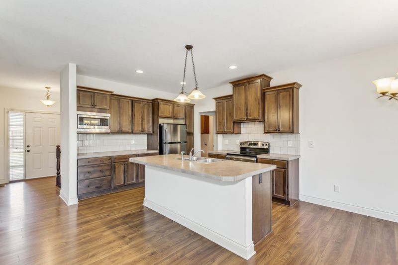 906 W Threewood Ct, Andover, KS 67002