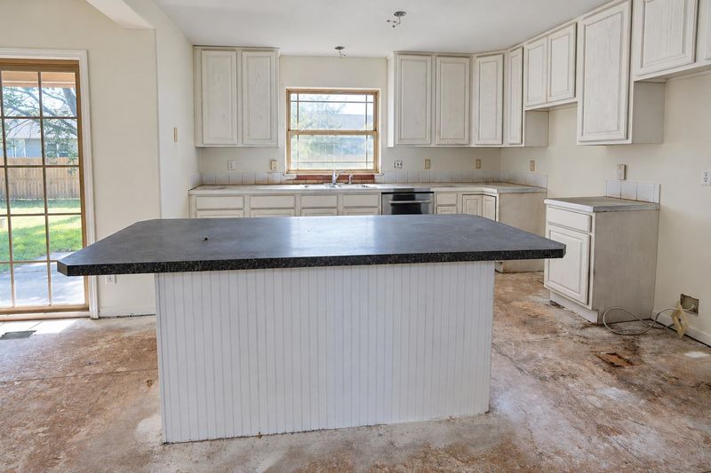 907 S James Ct, Maize, KS 67101