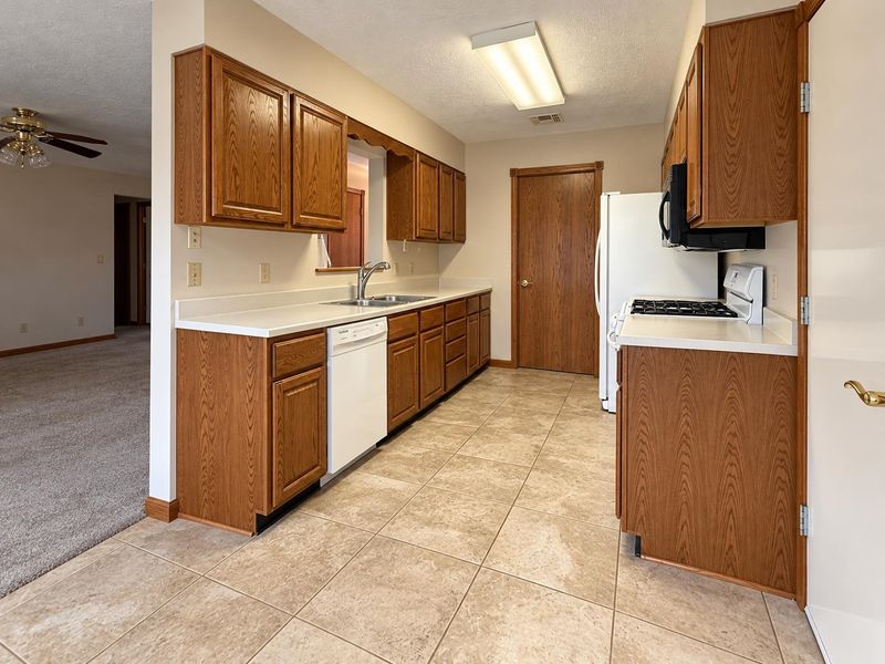 1016 Eastgate Dr, Salina, KS 67401