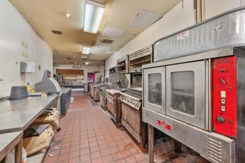 5521 W Kellogg Dr, Wichita, KS 67209