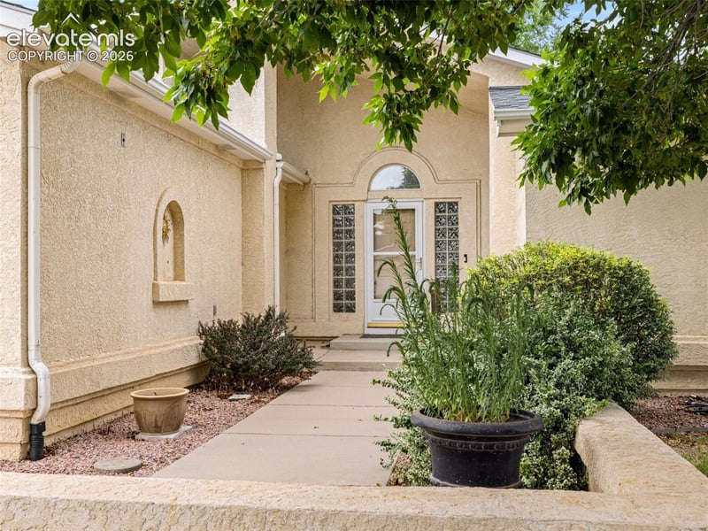 10 Brave Eagle Ct, Pueblo, CO 81001