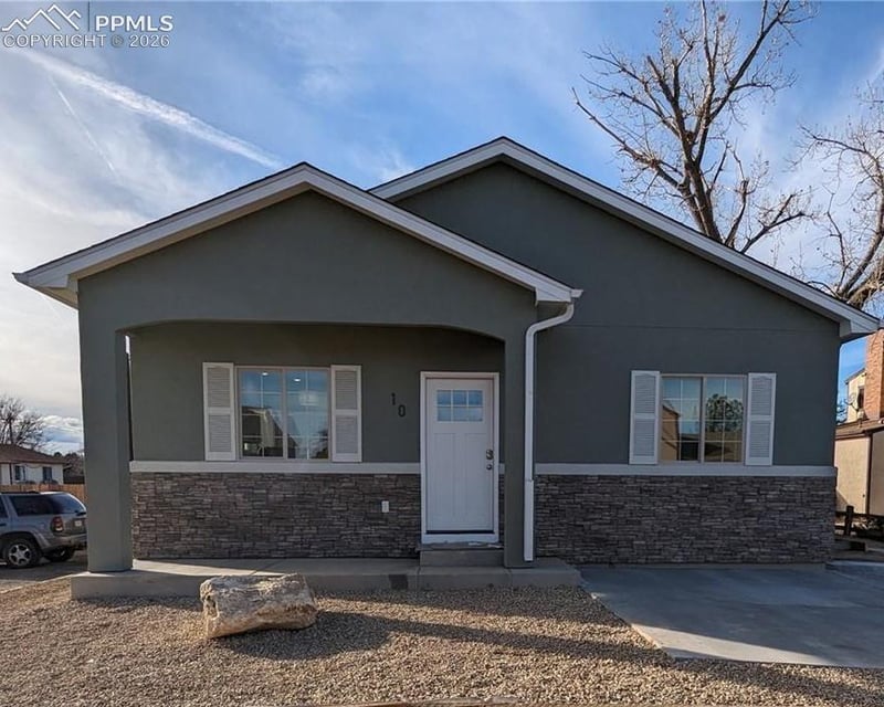 10 Heatherwood Ln, Pueblo, CO 81008