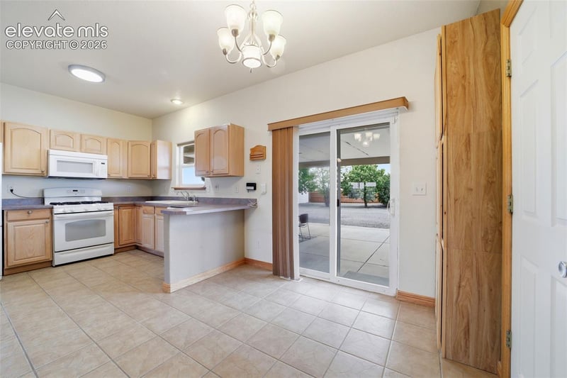 1008 E Kirkwood Dr, Pueblo, CO 81007