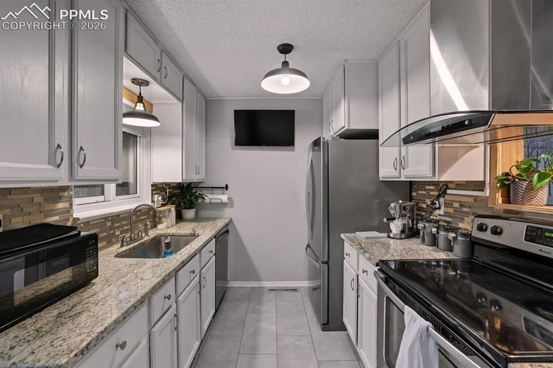 1065 N 19th St, Colorado Springs, CO 80904