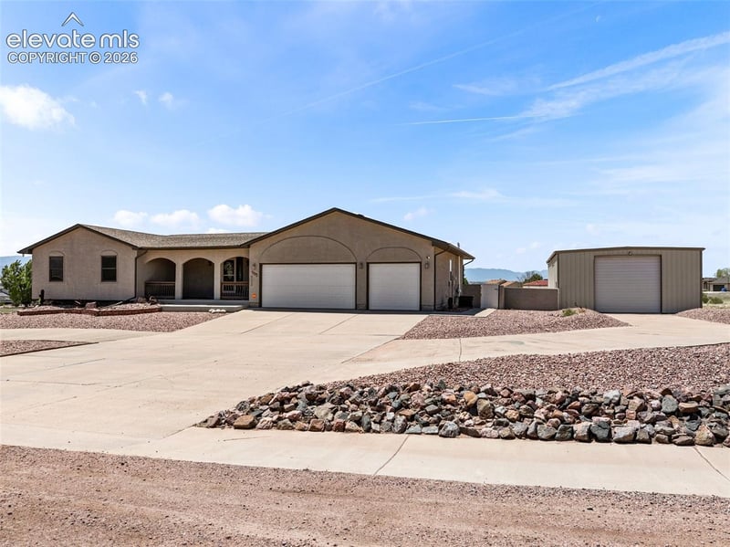 1195 S Los Charros Dr, Pueblo, CO 81007