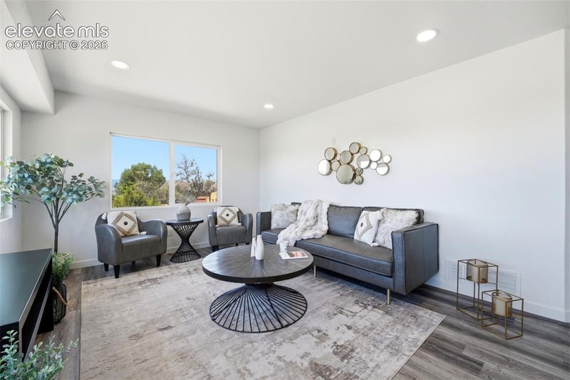 1361 S Tonalea Dr, Pueblo, CO 81007