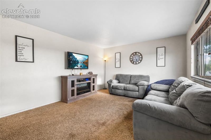15 Macalester Rd, Pueblo, CO 81001