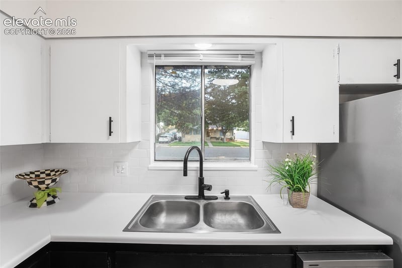 1818 Maplewood Dr, Pueblo, CO 81005