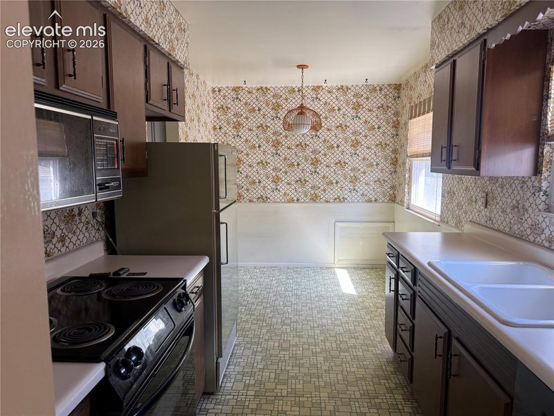 1928 Sussex Ln, Colorado Springs, CO 80909