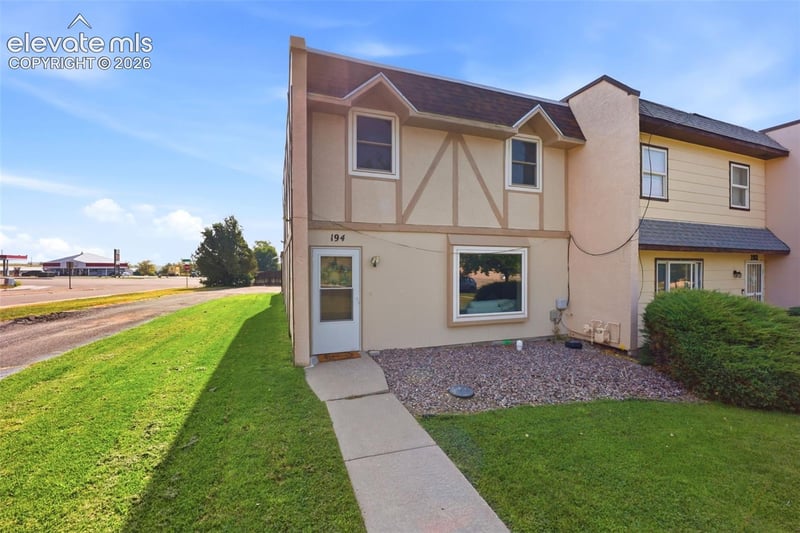 194 Gamble Ln, Pueblo, CO 81001
