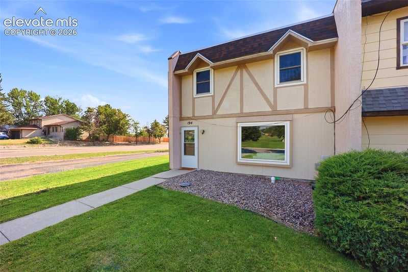 194 Gamble Ln, Pueblo, CO 81001