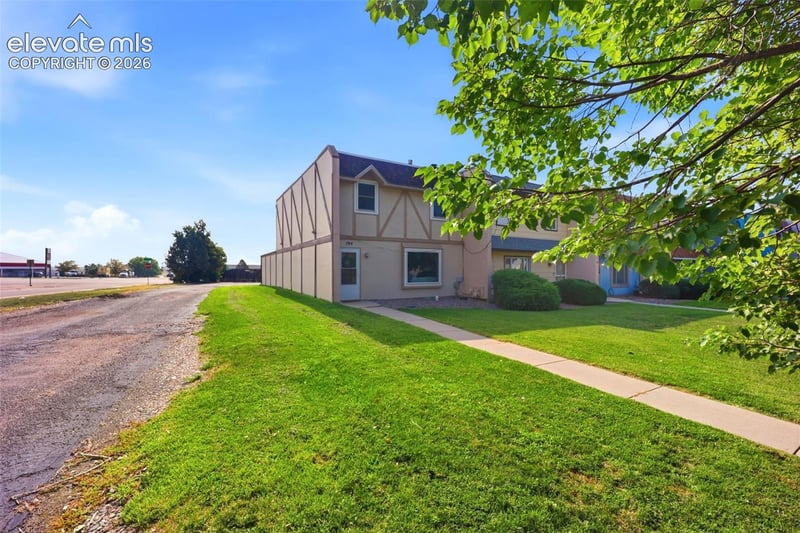 194 Gamble Ln, Pueblo, CO 81001