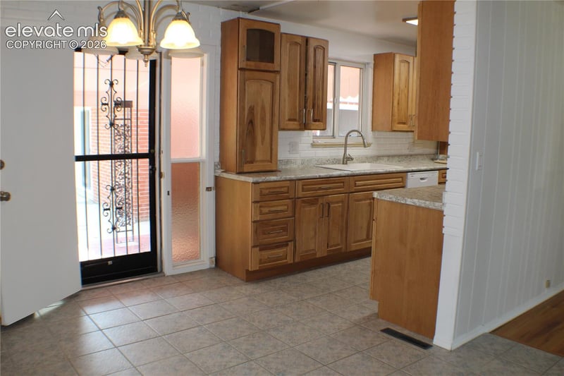 2006 Sherwood Ln, Pueblo, CO 81005