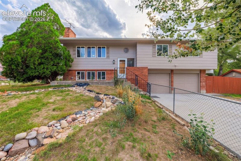 216 De La Vista St, Colorado Springs, CO 80911