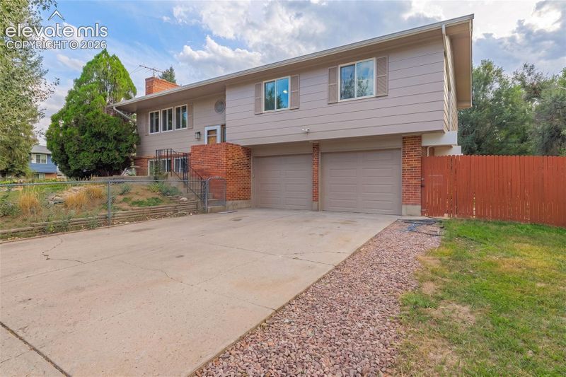 216 De La Vista St, Colorado Springs, CO 80911