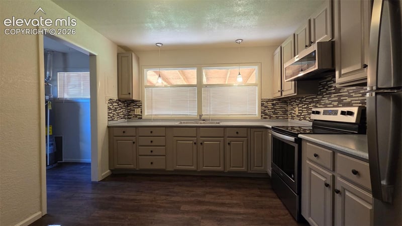 26 Caledonia Rd, Pueblo, CO 81001