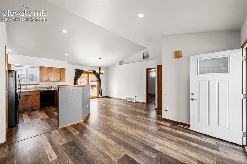 441 S Oak Creek Dr, Pueblo, CO 81007
