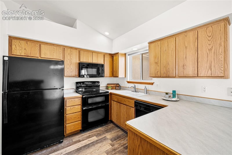 441 S Oak Creek Dr, Pueblo, CO 81007