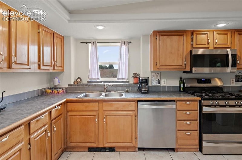 544 N Raymont Dr, Pueblo, CO 81007