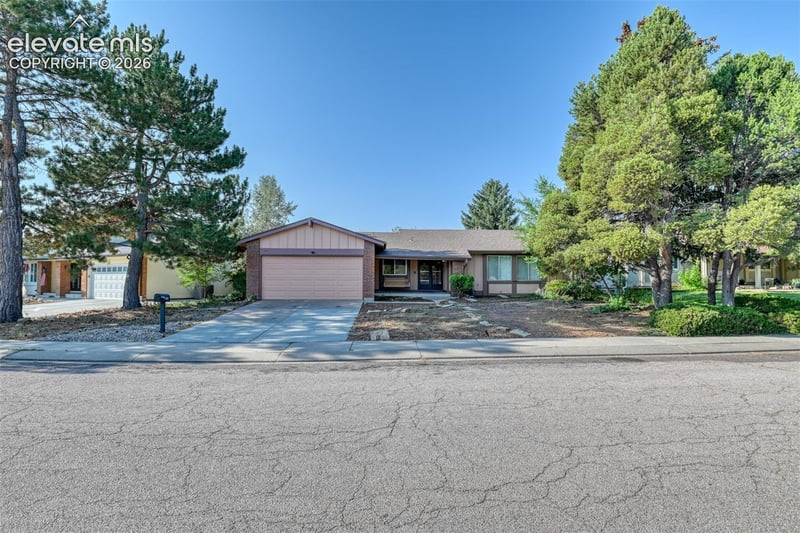 569 Red Cliff Rd, Colorado Springs, CO 80906