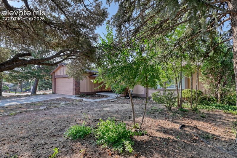 569 Red Cliff Rd, Colorado Springs, CO 80906