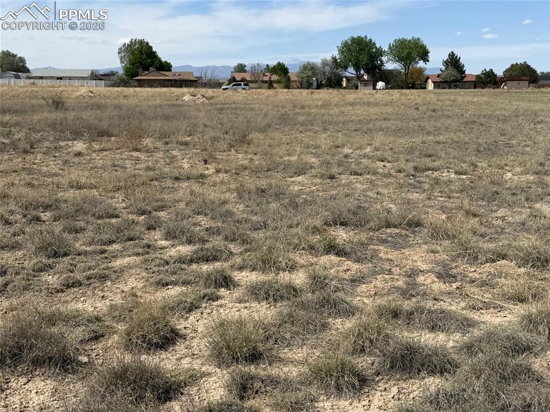 583 E Woodleaf Dr, Pueblo, CO 81007