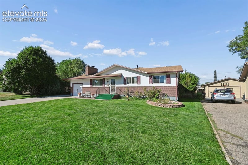61 Radcliff Ln, Pueblo, CO 81005