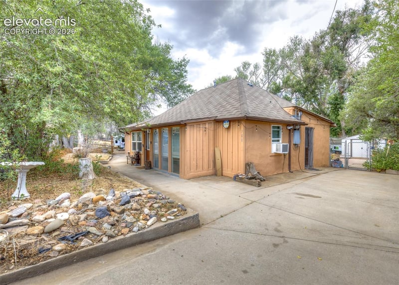 708 W 10th St, Walsenburg, CO 81089