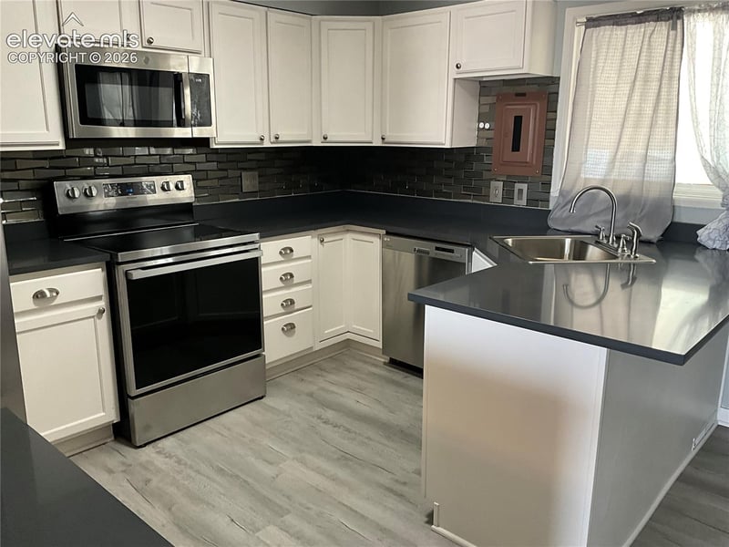 72 Hanson Ln, Pueblo, CO 81001