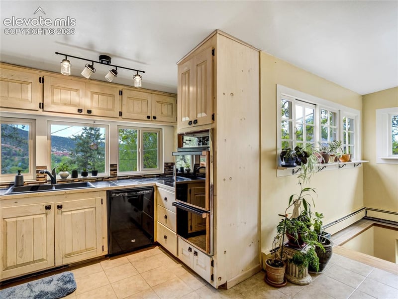 902 High Rd, Manitou Springs, CO 80829