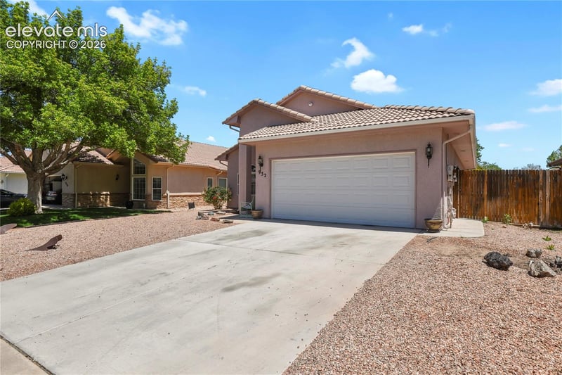 932 Pinecrest Dr, Pueblo, CO 81005