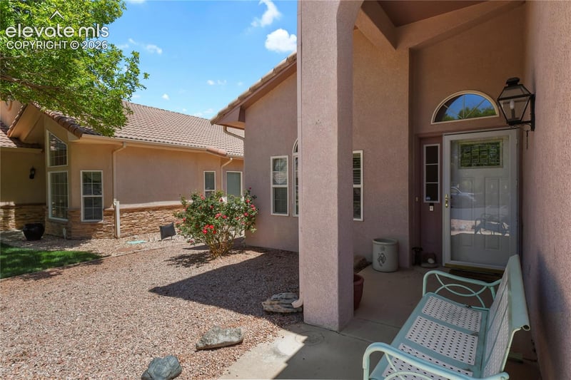 932 Pinecrest Dr, Pueblo, CO 81005