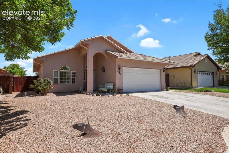 932 Pinecrest Dr, Pueblo, CO 81005