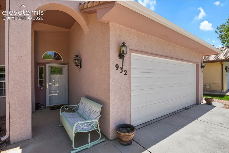 932 Pinecrest Dr, Pueblo, CO 81005