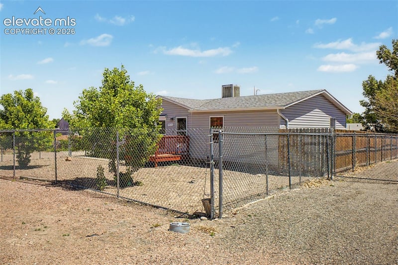 972 S Saddlerock Dr, Pueblo, CO 81007