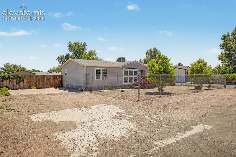 972 S Saddlerock Dr, Pueblo, CO 81007