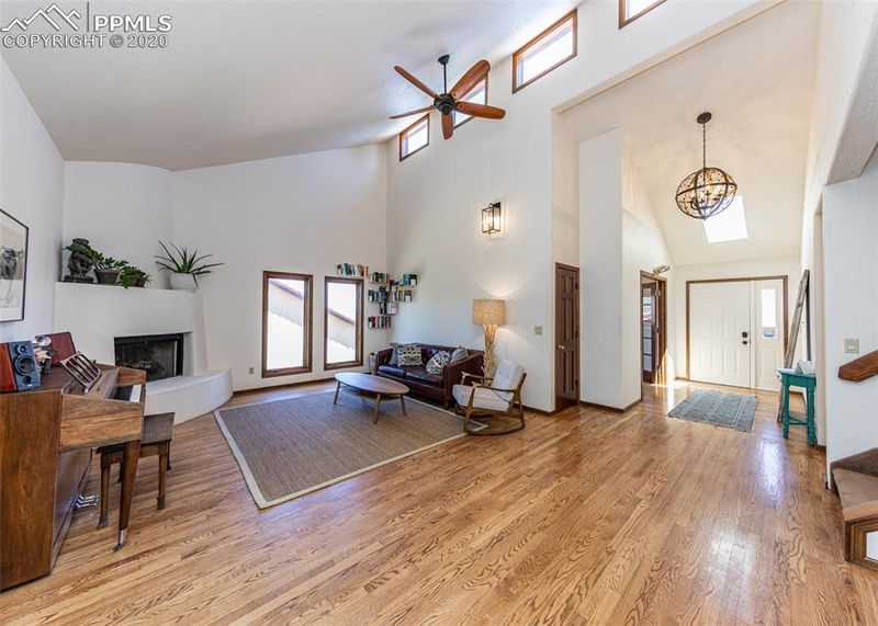 1 Kreg Ln, Manitou Springs, CO 80829