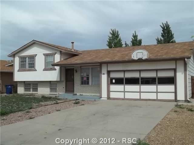 10 Crestaloma Dr, Pueblo, CO 81005