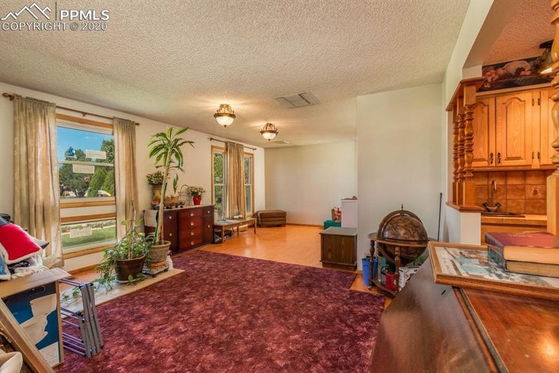 1018 Meadow Ln, Pueblo, CO 81006
