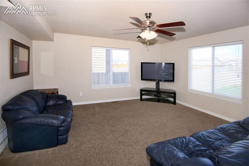 10322 Abrams Dr, Colorado Springs, CO 80925