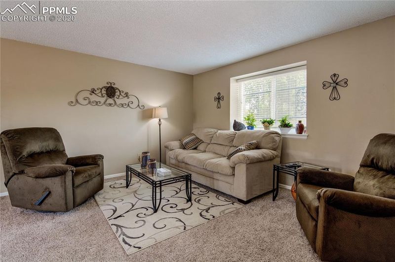 1040 Wezel Dr, Colorado Springs, CO 80916