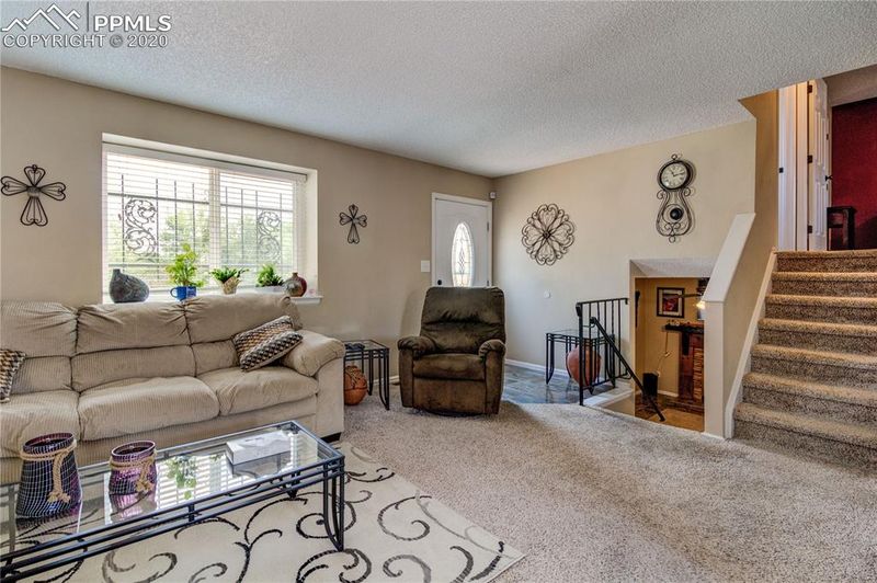 1040 Wezel Dr, Colorado Springs, CO 80916