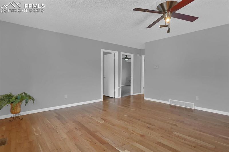 1042 Amsterdam Dr, Colorado Springs, CO 80907