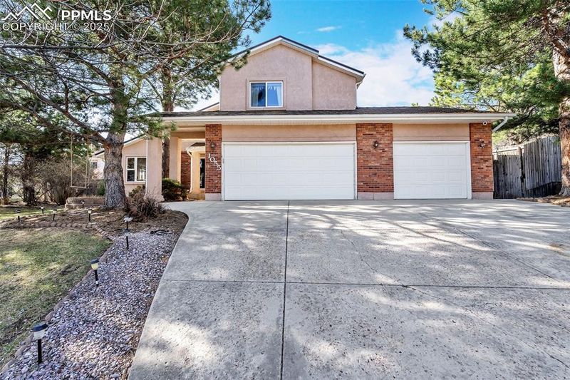 1055 Hunters Ridge Dr, Colorado Springs, CO 80919