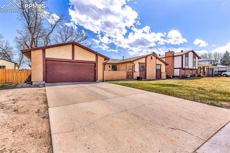 108 Carrillon Ln, Pueblo, CO 81005