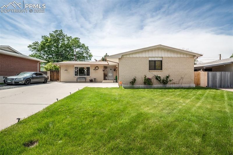 109 La Rochelle Dr, Pueblo, CO 81005