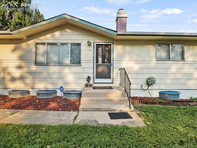 1103 Fosdick Dr, Colorado Springs, CO 80909