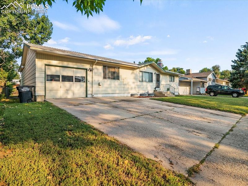 1103 Fosdick Dr, Colorado Springs, CO 80909